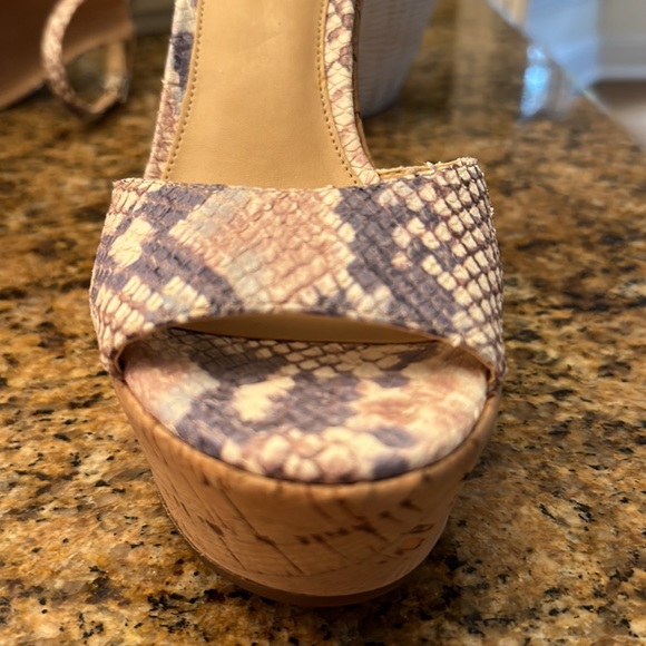 Vince Camuto platform wedge sandals - Picture 4 of 6